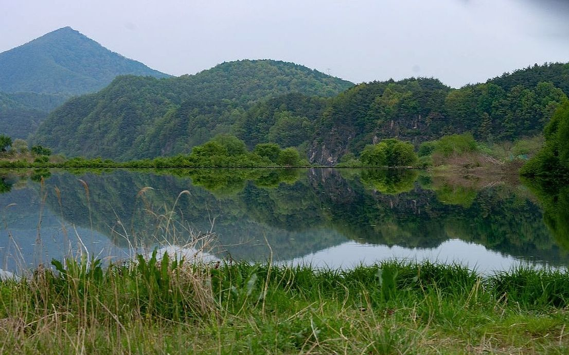পর্বত হ্রদের শান্ত সকালে মাছ ধরার দৃশ্য